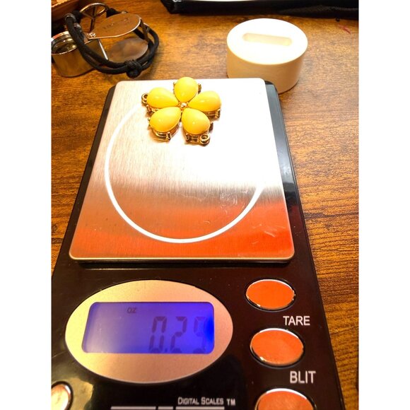 VTG Yellow Lucite Flower Jewelry Parts Lot – Large & Small Daisy Components Craf - Picture 6 of 8